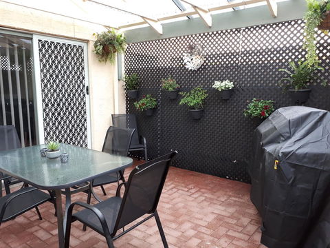 Townhouse On The Marina - Accommodation Main Beach 4