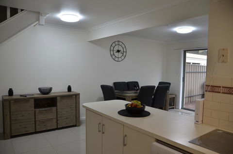 Townhouse On The Marina - Accommodation Main Beach 19