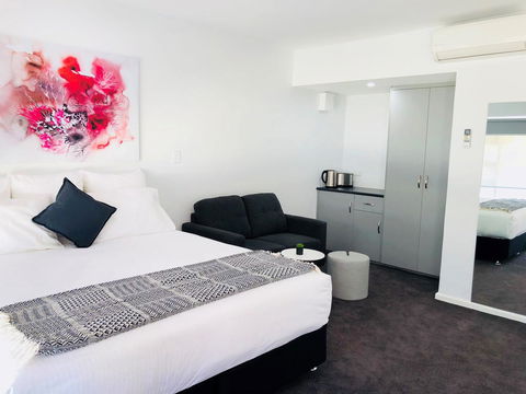 The Avenue Inn - Accommodation Main Beach 0