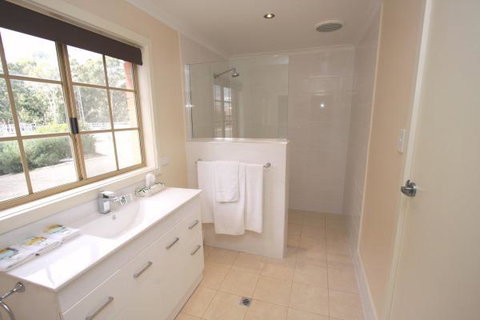 Clare Central - Accommodation Main Beach 9