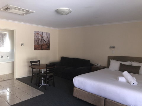 Clare Central - Accommodation Main Beach 4