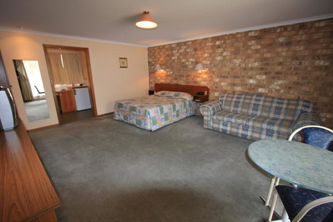 Clare Central - Accommodation Main Beach 8