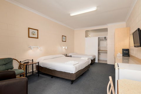 Blue Seas Motel - Accommodation Main Beach 1