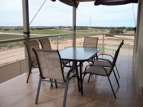 Relax On Par - Accommodation Main Beach 11
