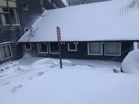 Snowy Gums Chalet - Accommodation Main Beach 2