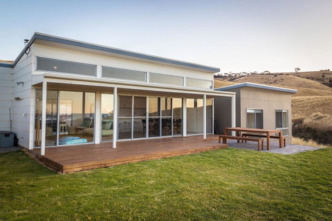 Middle River Beach House, Western House - Accommodation Main Beach 1