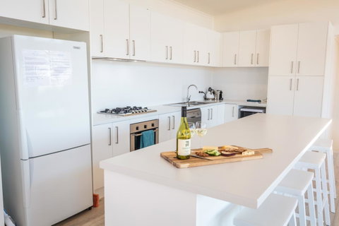 Middle River Beach House, Western House - Accommodation Main Beach 3