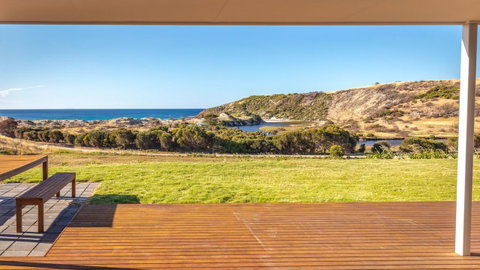 Middle River Beach House, Western House - Accommodation Main Beach 2