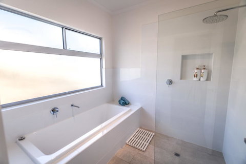 Middle River Beach House, Western House - Accommodation Main Beach 12
