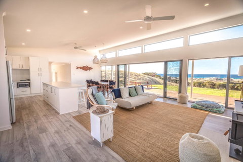 Middle River Beach House, Western House - Accommodation Main Beach 0