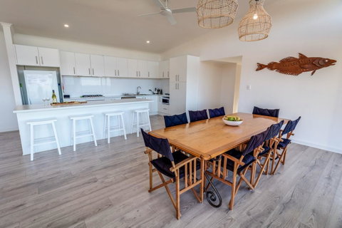 Middle River Beach House, Western House - Accommodation Main Beach 4