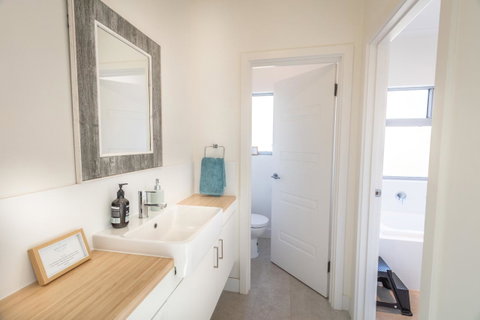 Middle River Beach House, Western House - Accommodation Main Beach 13