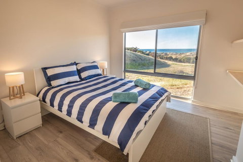Middle River Beach House, Western House - Accommodation Main Beach 9