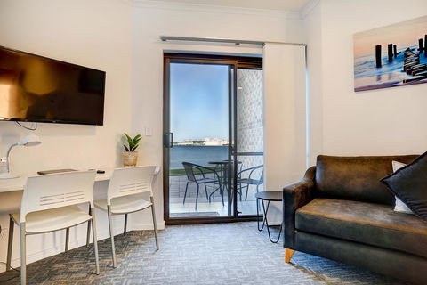 Limani Motel - Accommodation Main Beach 37