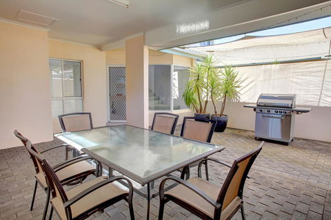Bay Bliss - Accommodation Main Beach 2