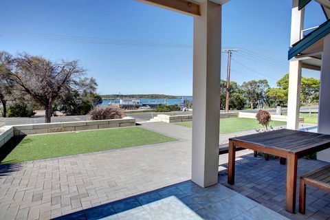Bay Bliss - Accommodation Main Beach 1