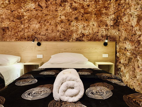 The Lookout Cave Underground Motel - Accommodation Main Beach 2