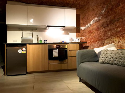 The Lookout Cave Underground Motel - Accommodation Main Beach 13