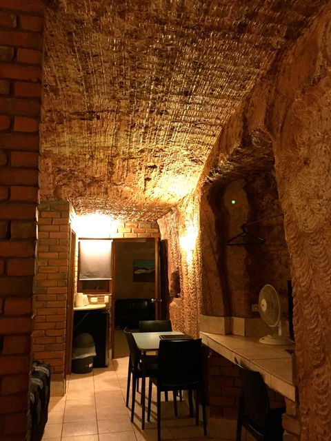 The Lookout Cave Underground Motel - Accommodation Main Beach 19