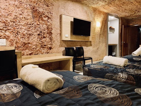 The Lookout Cave Underground Motel - Accommodation Main Beach 3