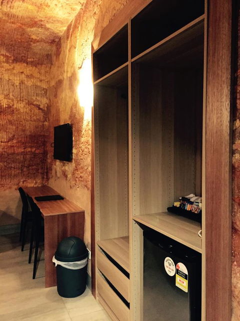 The Lookout Cave Underground Motel - Accommodation Main Beach 36