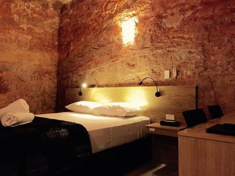 The Lookout Cave Underground Motel - Accommodation Main Beach 0