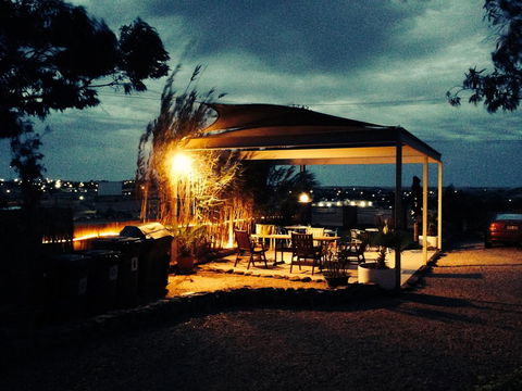 The Lookout Cave Underground Motel - Accommodation Main Beach 14