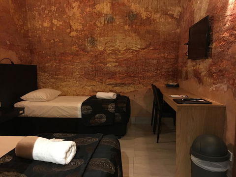 The Lookout Cave Underground Motel - Accommodation Main Beach 12