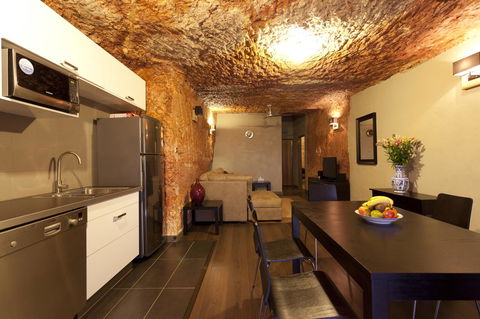 The Lookout Cave Underground Motel - Accommodation Main Beach 21