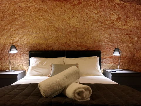 The Lookout Cave Underground Motel - Accommodation Main Beach 9
