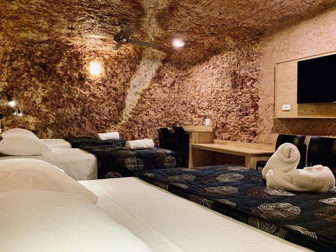 The Lookout Cave Underground Motel - Accommodation Main Beach 5