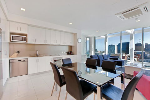 Light And Spacious, Stunning Views Of Adelaide - Accommodation Main Beach 3