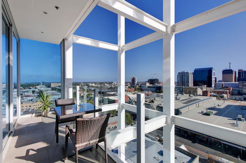 Light And Spacious, Stunning Views Of Adelaide - Accommodation Main Beach 1