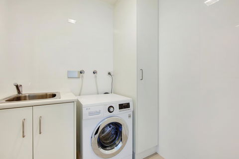 Light And Spacious, Stunning Views Of Adelaide - Accommodation Main Beach 10
