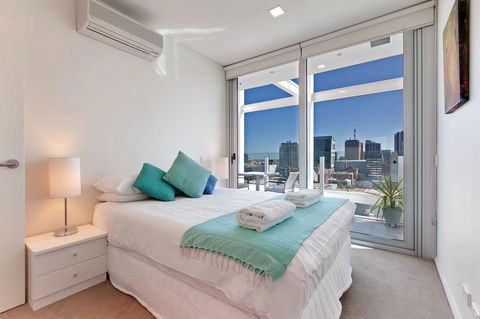 Light And Spacious, Stunning Views Of Adelaide - Accommodation Main Beach 5