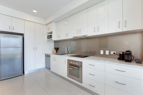 Light And Spacious, Stunning Views Of Adelaide - Accommodation Main Beach 4
