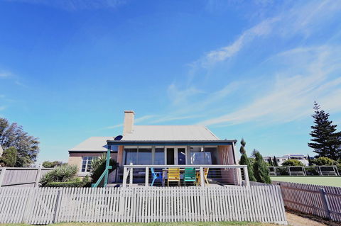 Caledonian Inn - Accommodation Main Beach 4