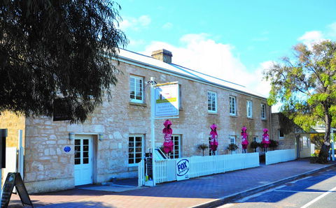 Caledonian Inn - Accommodation Main Beach 1