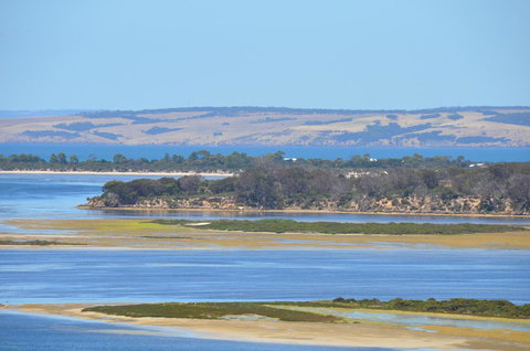 Of Stone & Wood Guesthouse - Accommodation Main Beach 3