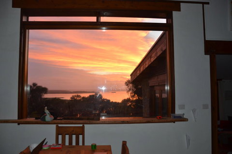 Of Stone & Wood Guesthouse - Accommodation Main Beach 23