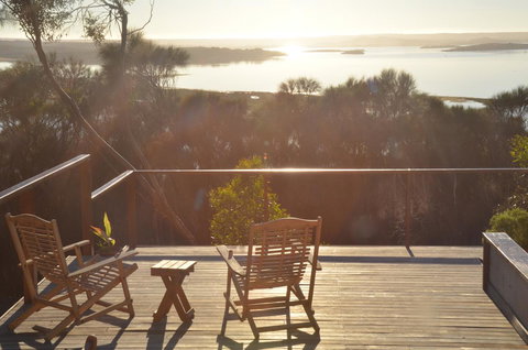 Of Stone & Wood Guesthouse - Accommodation Main Beach 21