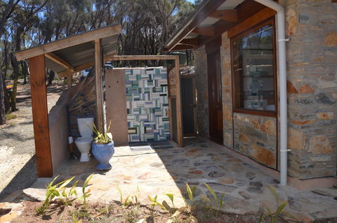 Of Stone & Wood Guesthouse - Accommodation Main Beach 16