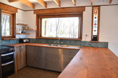 Of Stone & Wood Guesthouse - Accommodation Main Beach 10