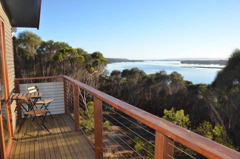 Of Stone & Wood Guesthouse - Accommodation Main Beach 2