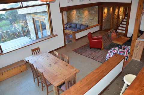 Of Stone & Wood Guesthouse - Accommodation Main Beach 6