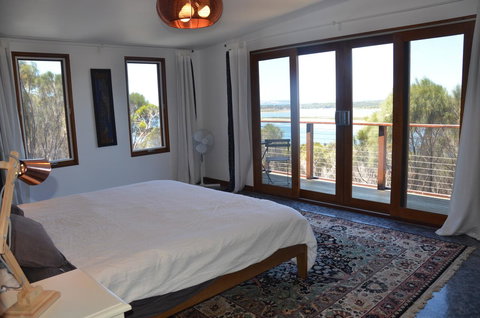 Of Stone & Wood Guesthouse - Accommodation Main Beach 12
