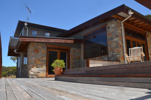 Of Stone & Wood Guesthouse - Accommodation Main Beach 1