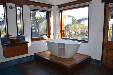 Of Stone & Wood Guesthouse - Accommodation Main Beach 14