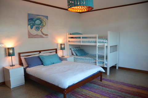 Of Stone & Wood Guesthouse - Accommodation Main Beach 13