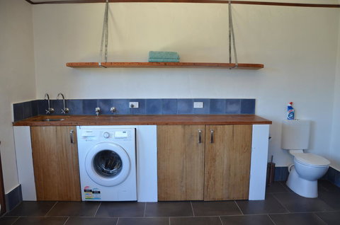 Of Stone & Wood Guesthouse - Accommodation Main Beach 15